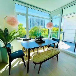 Lovely 2 Bedroom Downtown With Free Parking Apartment